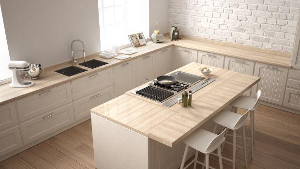 Cucina con pavimento il parquet