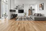 Soggiorno moderno con parquet prefinito sottile sopra pavimento esistente