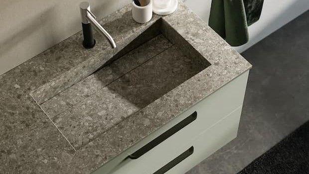 Mobile bagno rovinato vicino al lavabo: cause e primi segnali