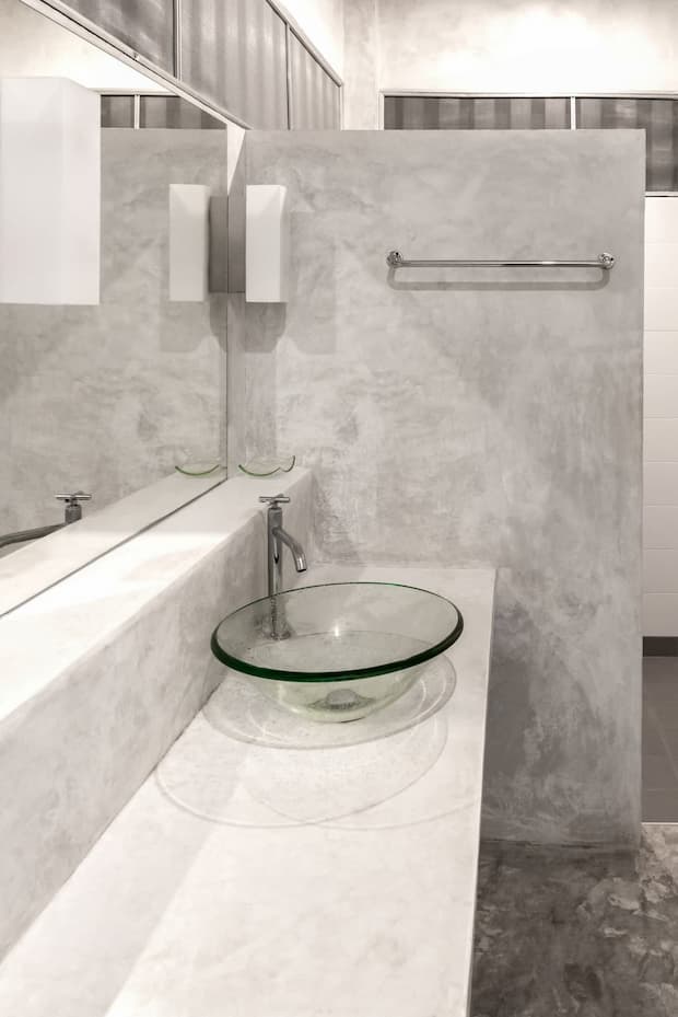 La forma del lavabo &egrave; importante per il contenimento degli schizzi