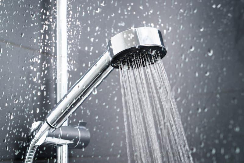 Docce calde aumentano la condensa nel bagno - foto getty images