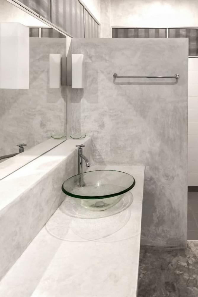 La forma del lavabo incide sulla gestione dell'acqua - foto getty images