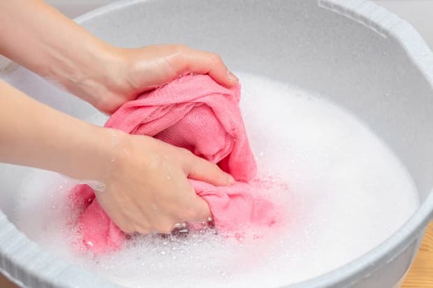 Lavaggio a mano tende istock