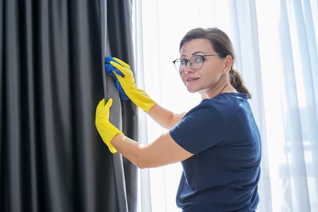 Lavare tende spugna istock