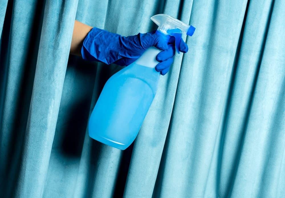 Pulizia delle tende detergente spray iStock