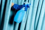 Pulizia delle tende detergente spray iStock