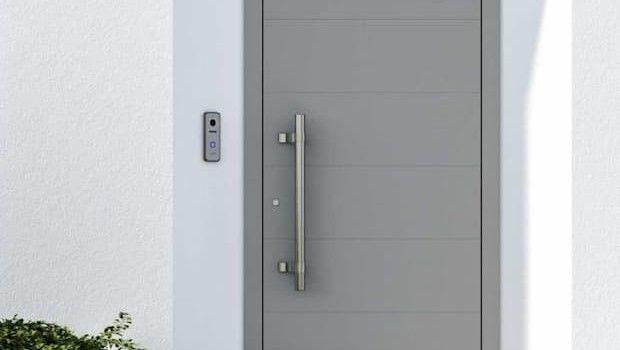 Portoncino in alluminio su strada: isolamento acustico e sicurezza