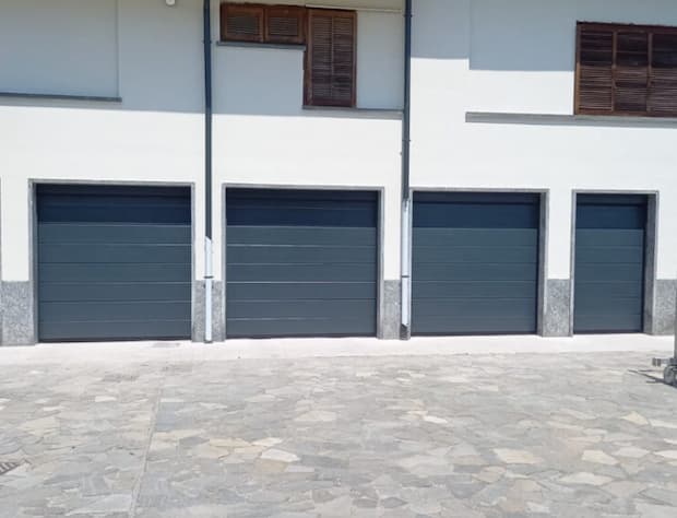 portone garage esposto al sole