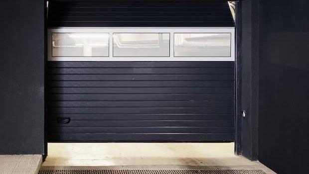 Porta garage dura da aprire: guide, molle e umidit&agrave; da controllare