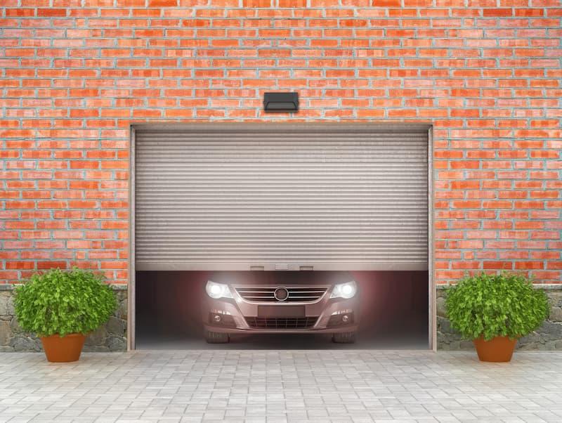 Porta garage che fatica ad aprirsi - foto getty images