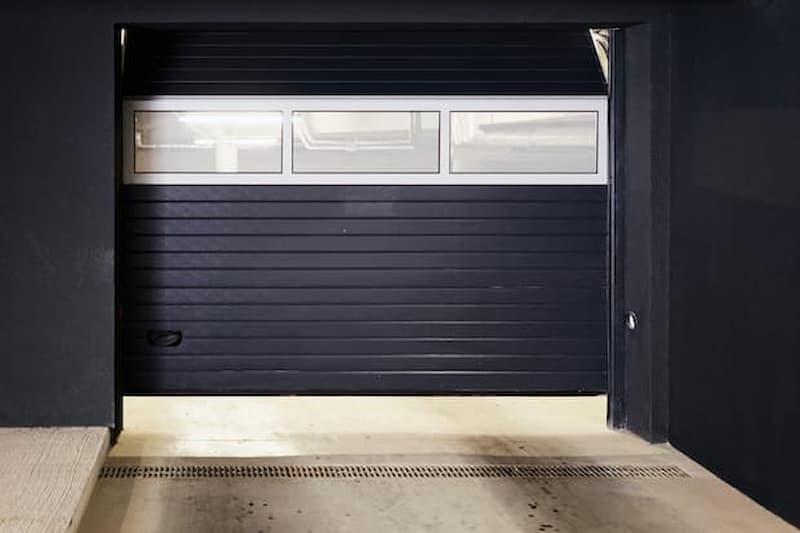 Portone garage sezionale - foto getty images