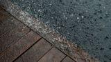 Balcone che trattiene cattivi odori dopo la pioggia primaverile: cause tra scarichi e ristagni