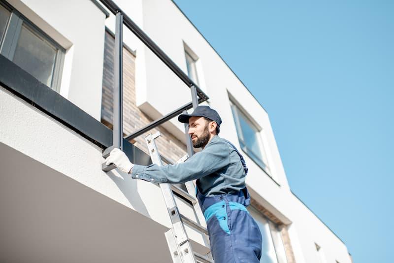 Un controllo del balcone può individuare problemi di scarico prima che peggiorino.