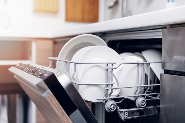Perch&eacute; le ante dei mobili della cucina vicino la lavastoviglie possono gonfiarsi