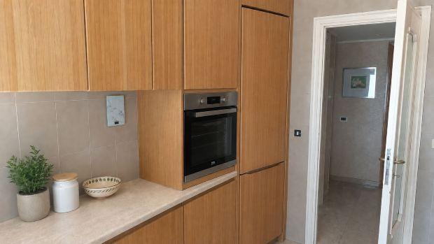 Frigorifero incassato accanto al forno