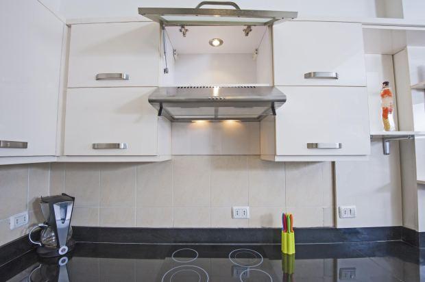 Cucina con cappa filtrante 