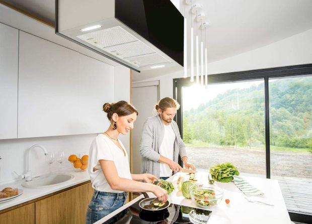 Cucina con cappa sospesa