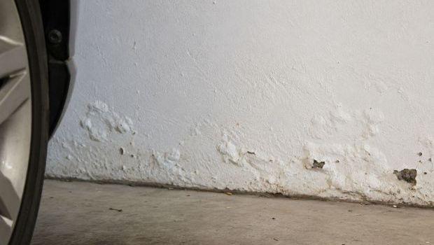 Muri del garage sfogliati in basso: cause e controlli da fare