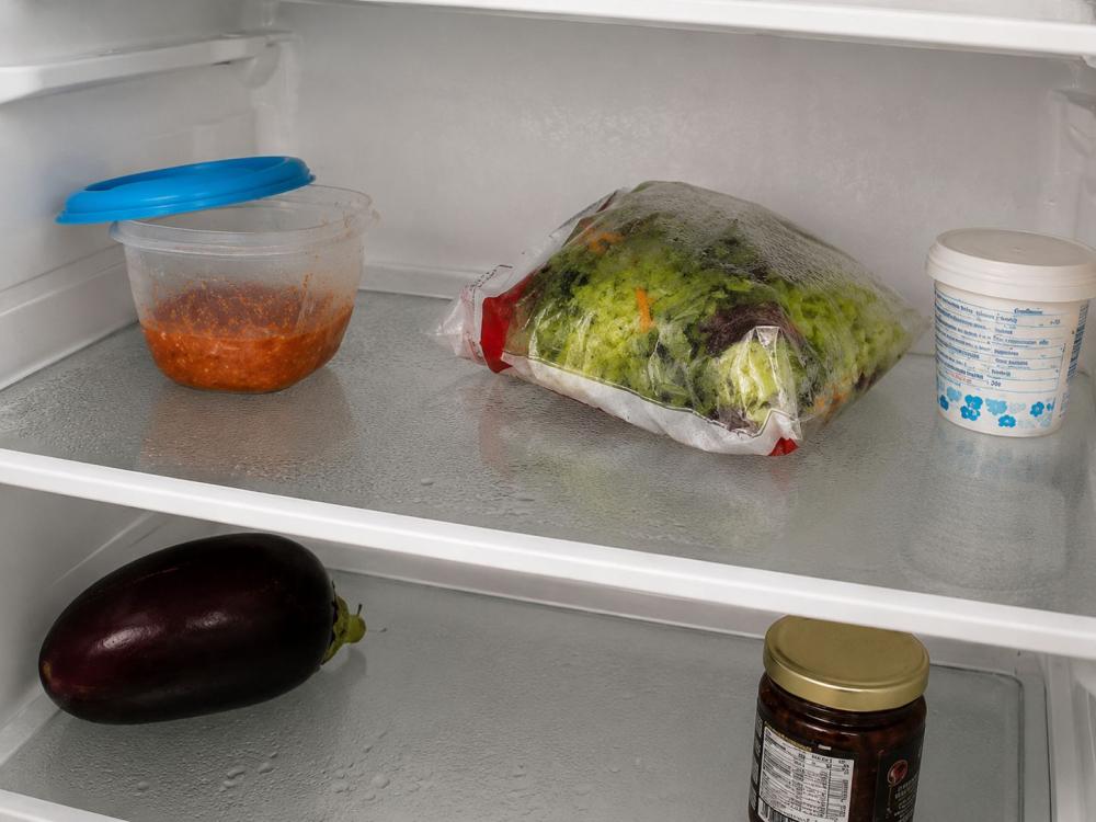 Alimenti aperti e condensa in frigorifero - Foto Daniele F. Toscana
