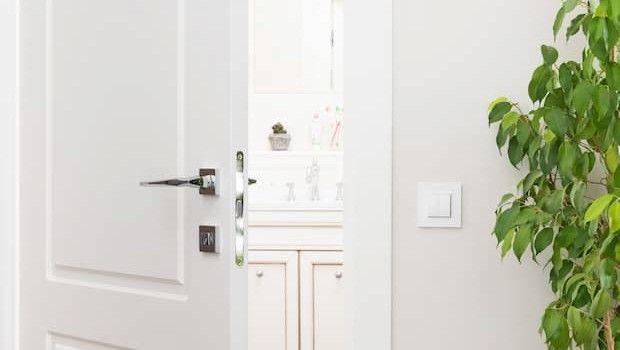 Porta del bagno che non chiude bene con l&rsquo;umidit&agrave;: cause e rimedi