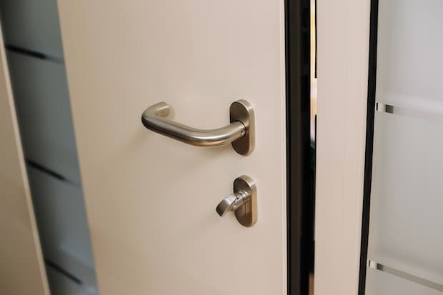 valutare l'umidit&agrave; prima di piallare la porta