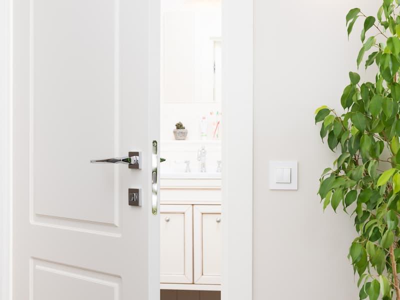 Porta del bagno che non chiude bene - foto getty images