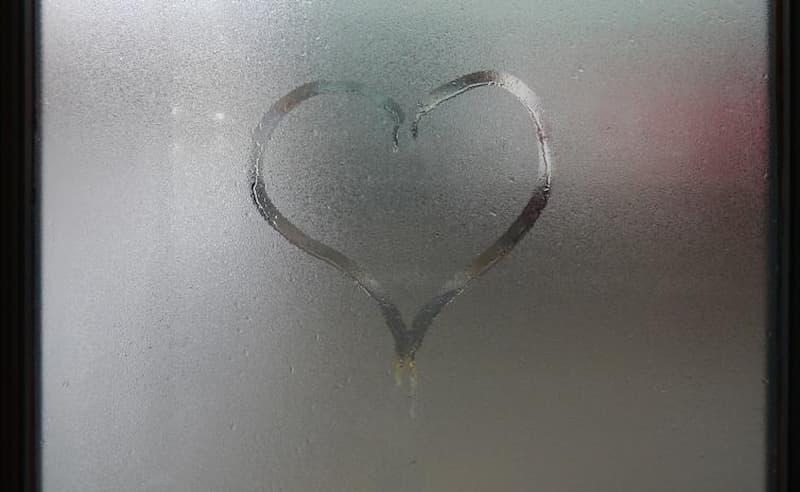Condensa sul lato interno del vetro della finestra - foto getty images