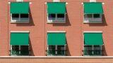 Tende da sole in condominio: chi paga la manutenzione e quali autorizzazioni servono