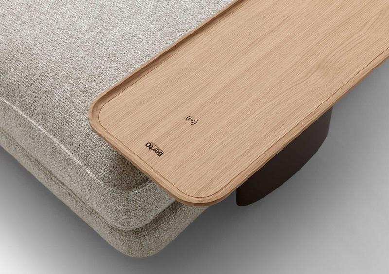 Il bracciolo di legno del divano David di BertO Salotti