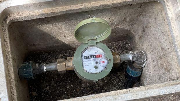 Contatore dell'acqua nel pozzetto esposto al sole: rischi del surriscaldamento