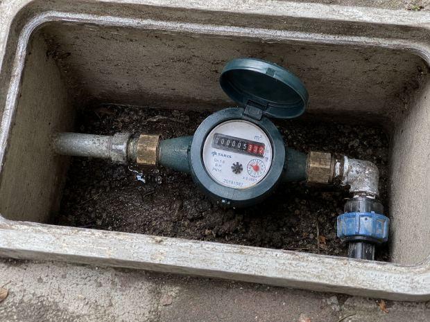 Contatore con perdita d'acqua in un pozzetto 