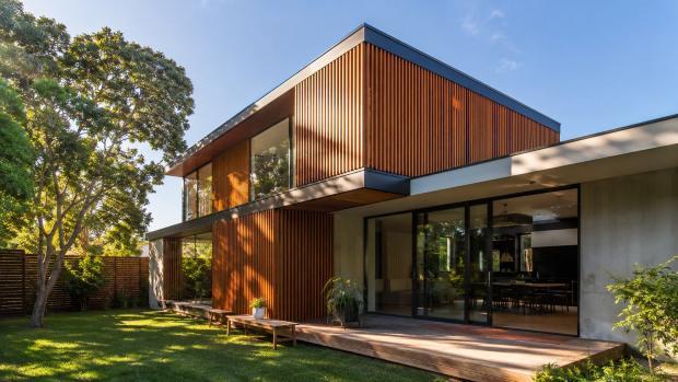 Villino con rivestimento esterno in legno esposta al sole