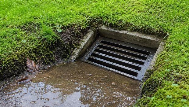 Pozzetto delle acque piovane pulito: come capire se il tubo &egrave; ostruito