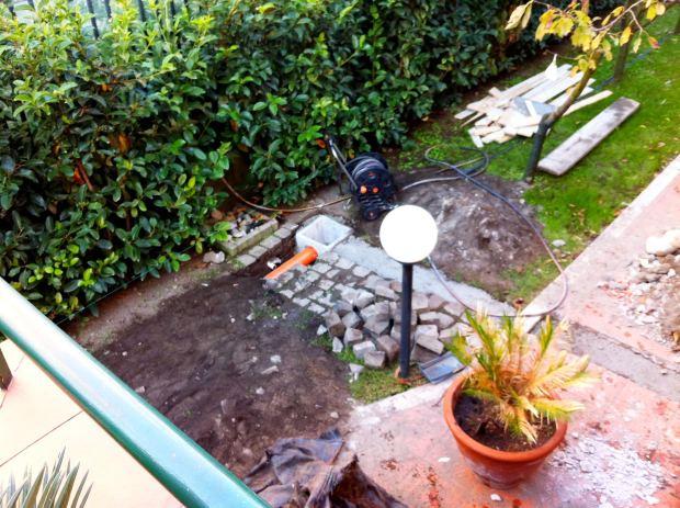 Lavori in giardino su un pozzetto 