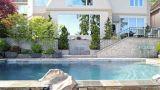 Pietra attorno alla piscina irregolare: segnali di cedimento del sottofondo