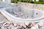 Preparazione del sottofondo prima della posa del pavimento piscina.