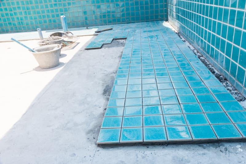 Installazione del rivestimento prima della finitura della piscina.