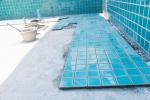 Installazione del rivestimento prima della finitura della piscina.