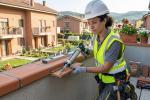 Operaia al lavoro su coprimuro