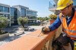 Operaia al lavoro su coprimuro