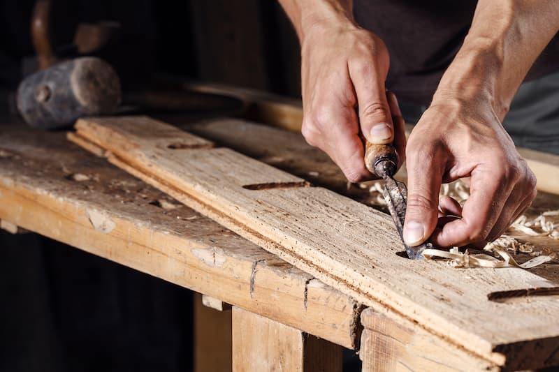 Realizzazione di componenti per una recinzione giardino in legno e rete metallica.