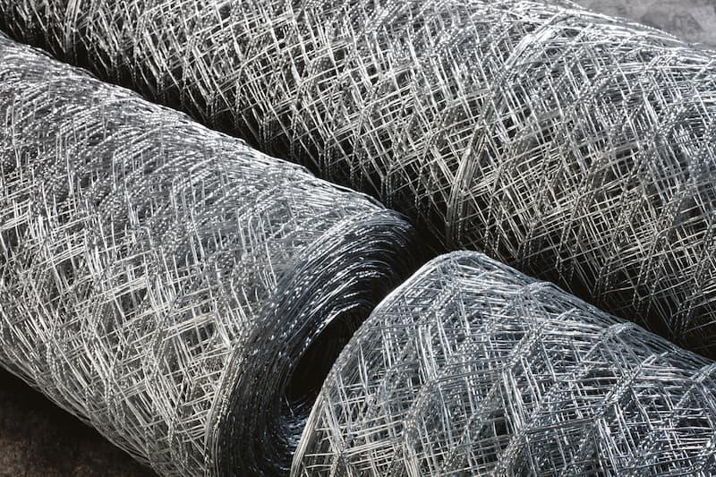 Rete metallica zincata disponibile in rotoli per recinzioni esterne.