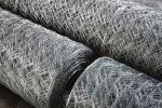 Rete metallica zincata disponibile in rotoli per recinzioni esterne.