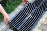Rimozione griglia della canaletta - Foto Jievmrs