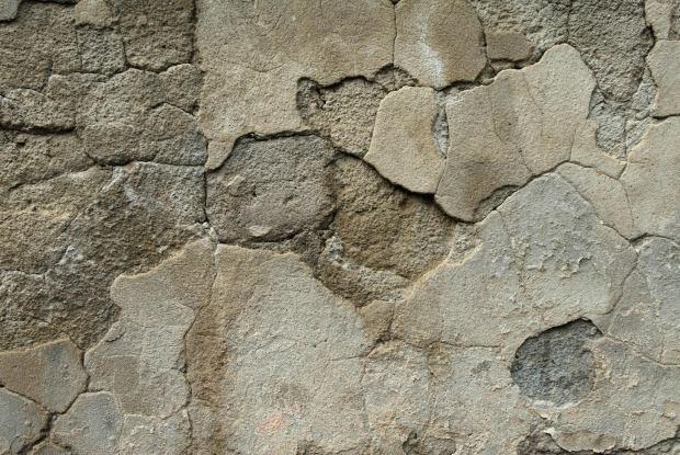 Crepe su un muro di contenimento 