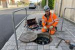 Operaio al lavoro su tombino