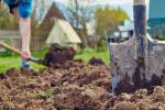 Preparazione del terreno per creare aiuole giardino con un corretto drenaggio dell'acqua.