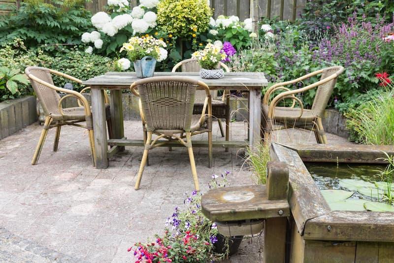 Le aiuole giardino rialzate devono mantenere una distanza adeguata dalle pareti esterne.