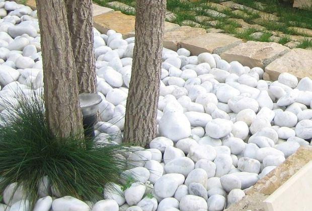 Aiuola con muretto in pietra 