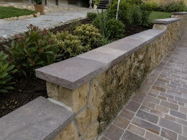 Macchie scure su muretto esterno 